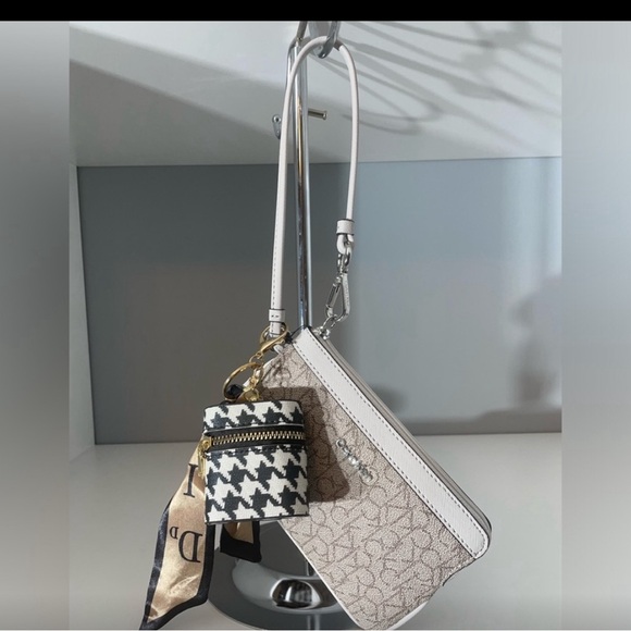 NWT Calvin Klein wristlet plus bag tag - Picture 9 of 9
